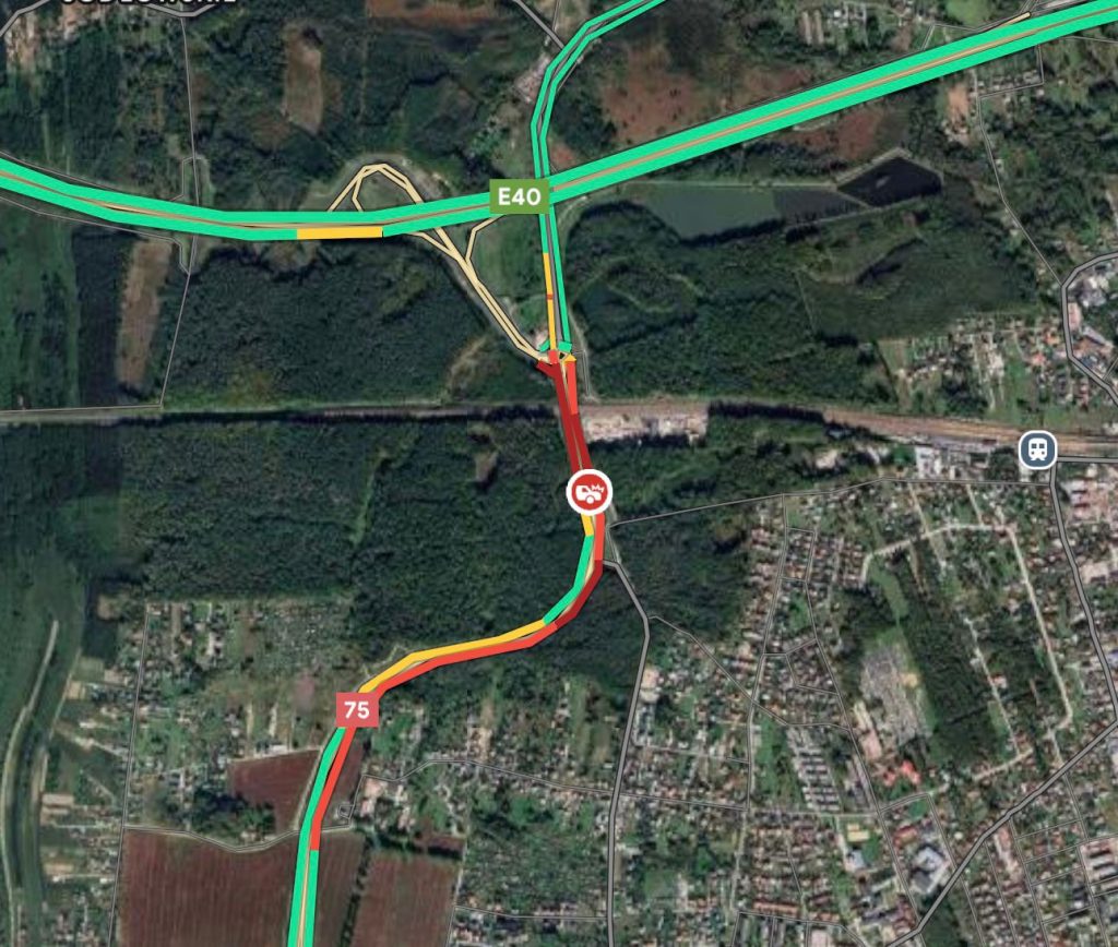 Brzesko. Samochody w rowie i na barierach. Trudny poranek na węźle autostradowym