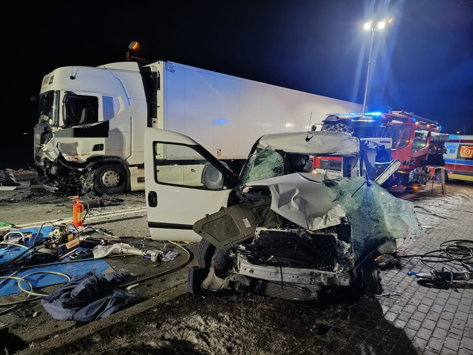 Czołowe zderzenie busa z ciężarówką na DK75 w Uszwi. Droga całkowicie zablokowana / 23 stycznia 2026 r.