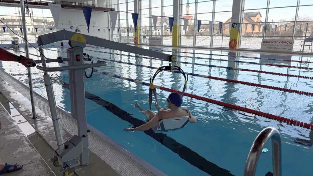 Nowe udogodnienie na brzeskiej pływalni. Podnośnik dla osób niepełnosprawnych