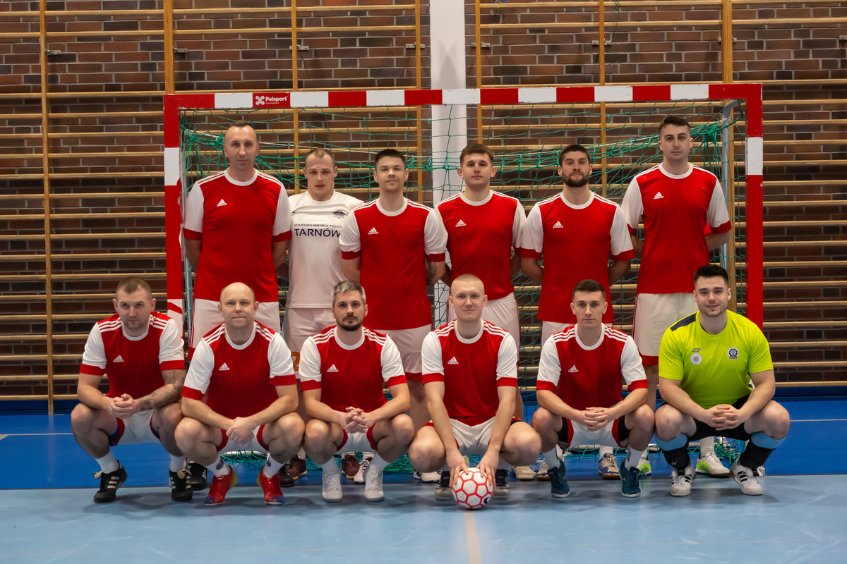 Policjanci z Bochni na ogólnopolskim turnieju służb mundurowych w piłce halowej