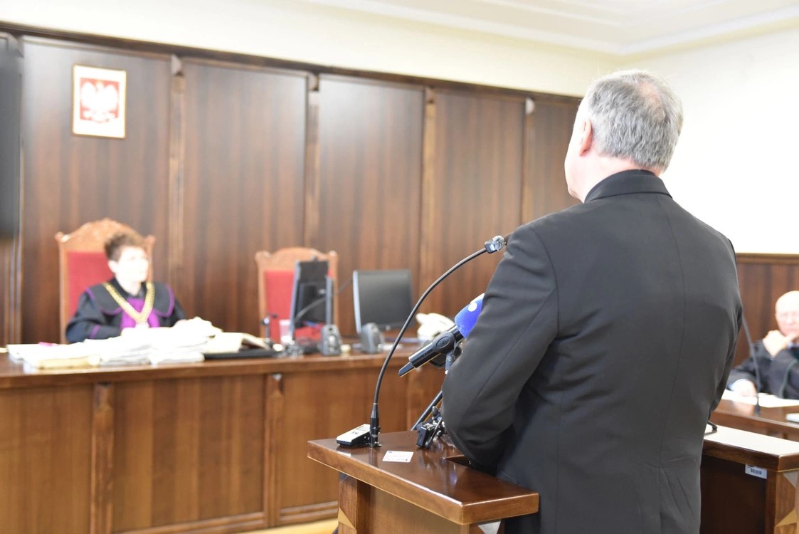 Tarnów. Pierwsza rozprawa w procesie przeciwko biskupowi Andrzejowi Jeżowi
