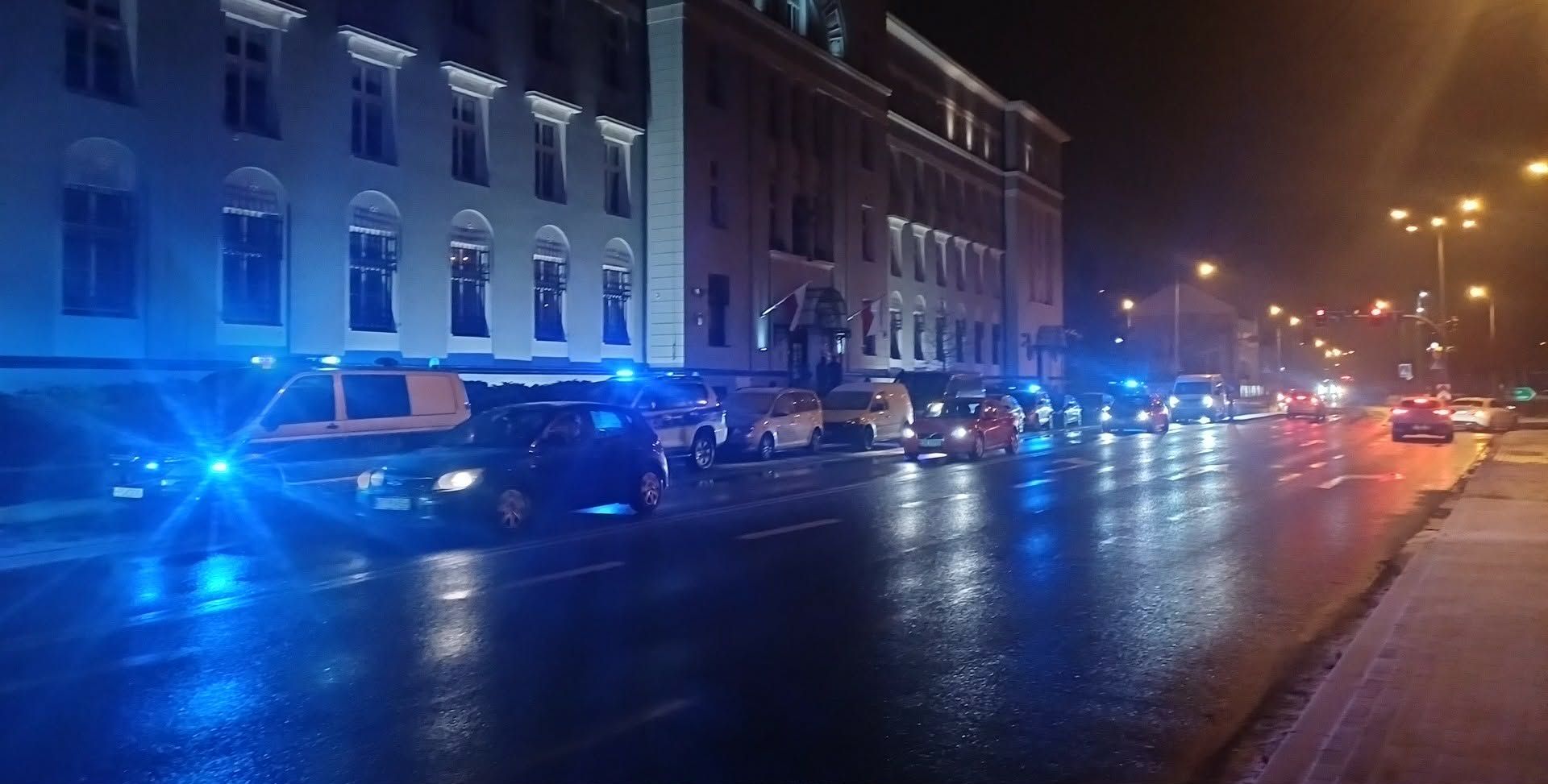 Zbiegowisko podczas policyjnej interwencji w trakcie doprowadzenia nieletniego do sądu w Tarnowie