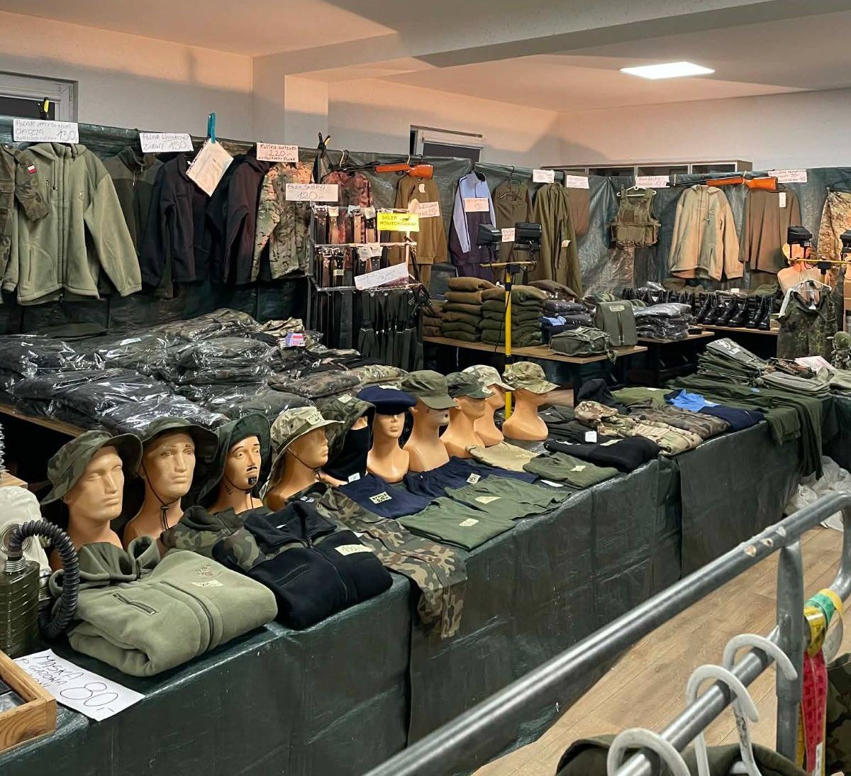 Kiermasz wojskowy w remizie OSP Jadowniki / 13-16 lutego 2026