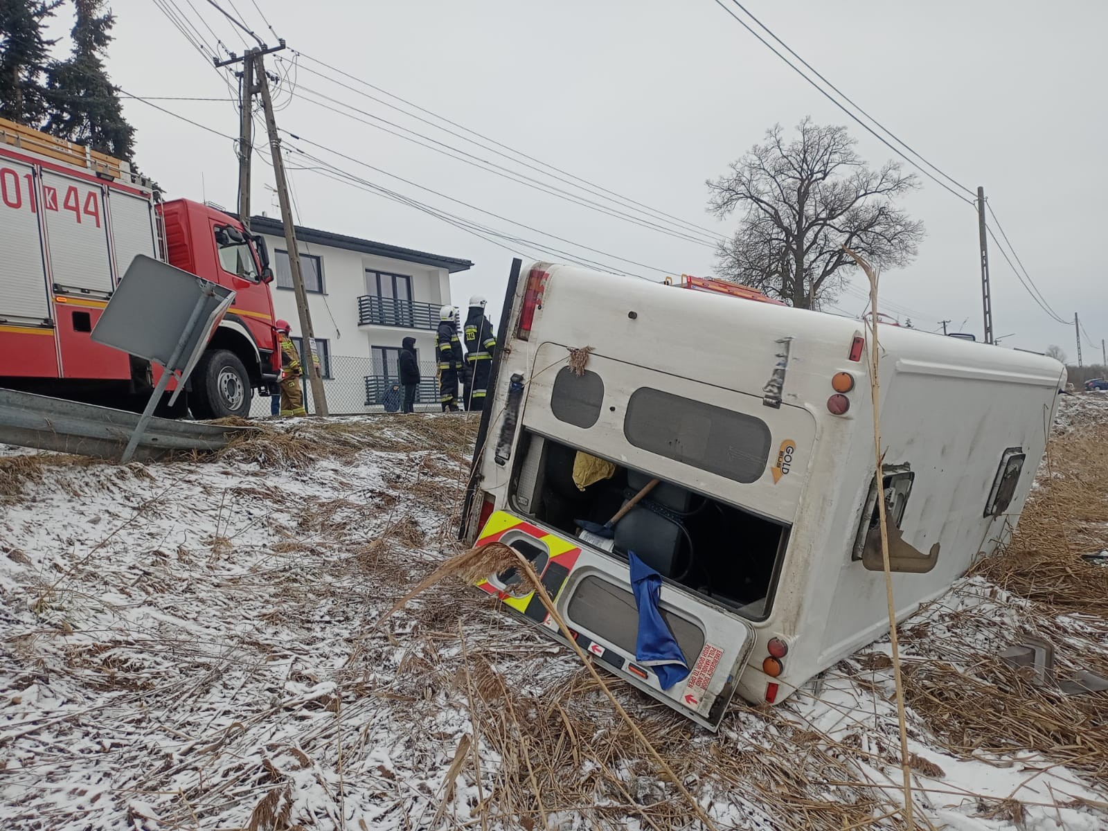 Wypadek busa w gminie Rzezawa. Dziewięć osób podróżowało pojazdem