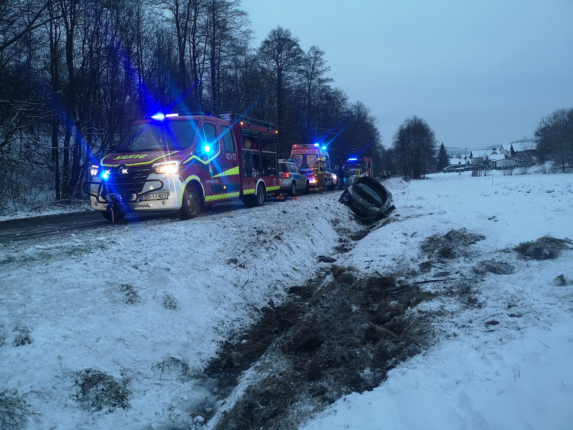 Iwkowa. Samochód w rowie / zdjęcia
