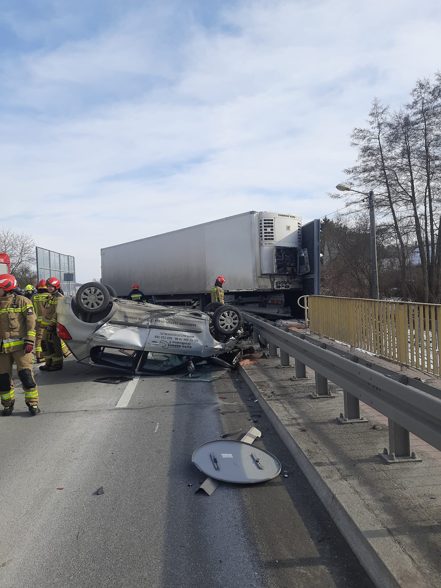 Łopoń. Zderzenie samochodu ciężarowego i osobówki