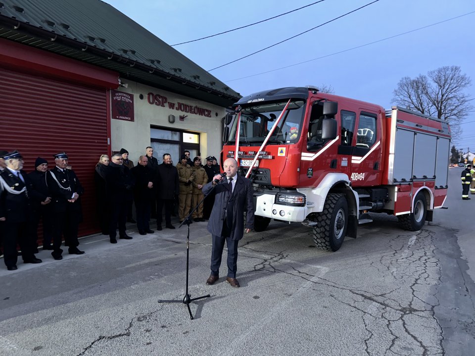 Nowy wóz strażacki w OSP Jodłówka. Uroczyste powitanie