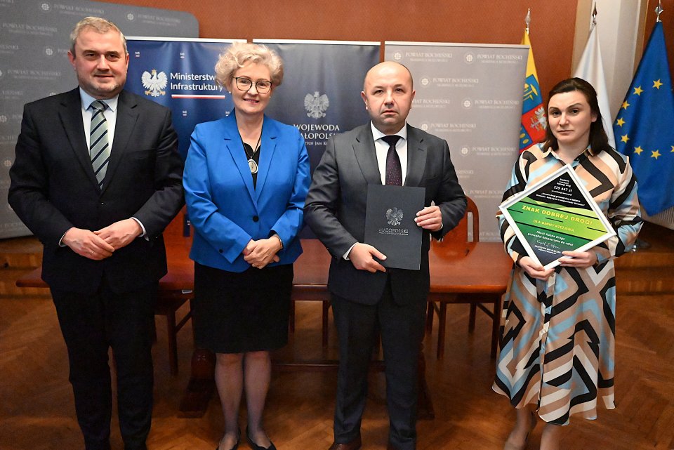 Gmina Rzezawa z kolejną dotacją na remont drogi
