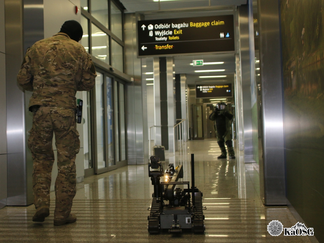 Nieodpowiedzialne zachowania pasażerów na lotnisku w Krakowie – mandaty i wykluczenie z rejsów