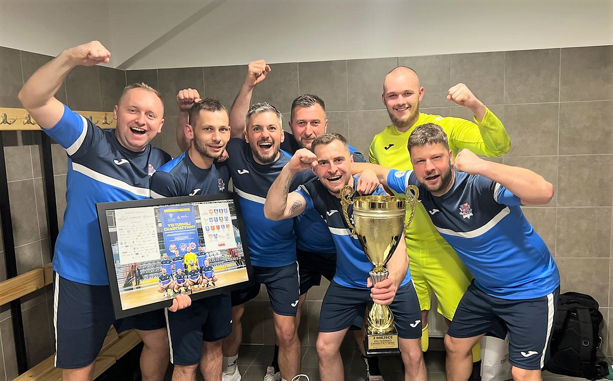 Bocheńscy policjanci zajęli drugie miejsce w charytatywnym turnieju piłki halowej
