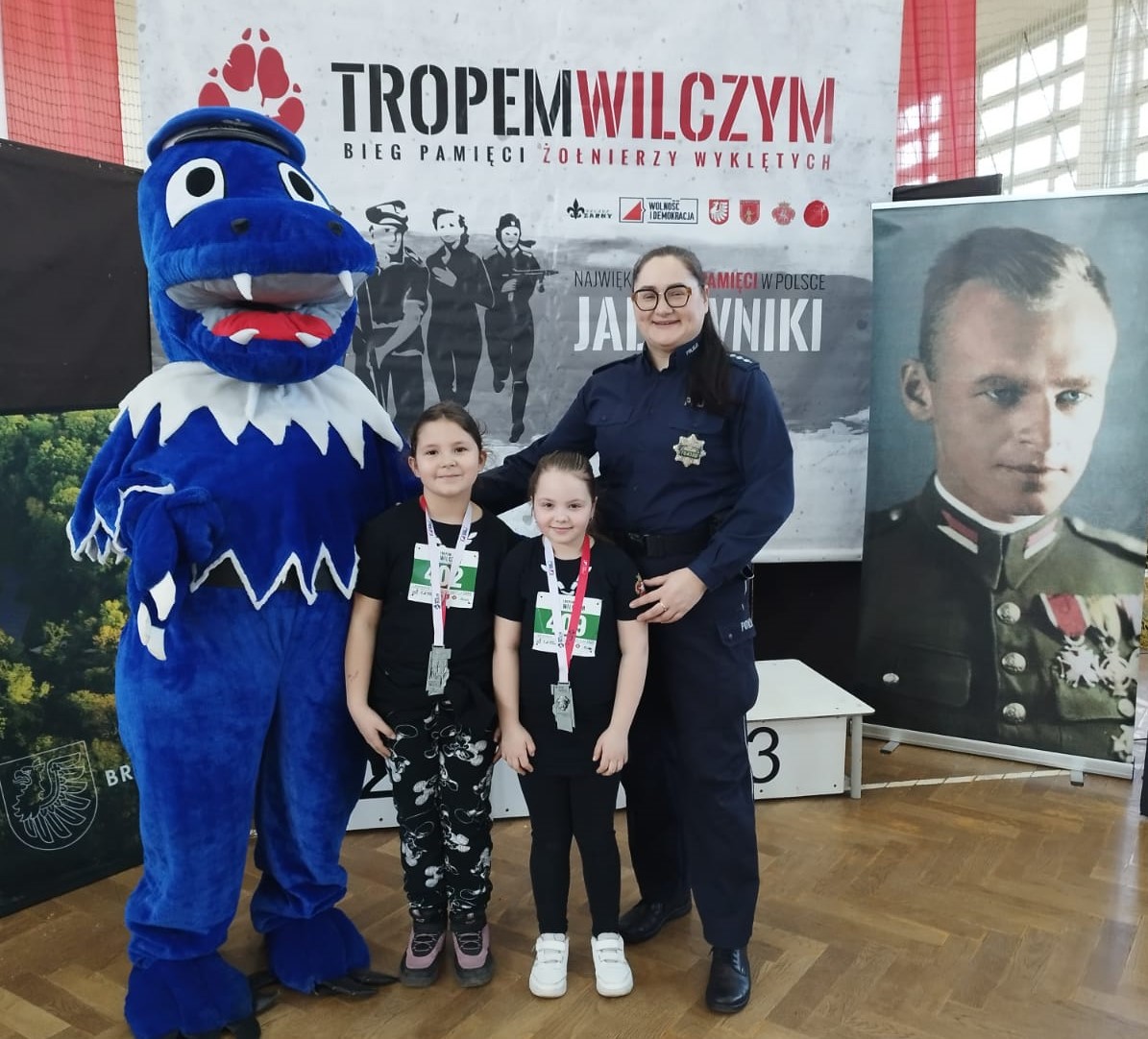 Policjanci z Brzeska promowali bezpieczeństwo i służbę w Policji podczas biegu „Tropem Wilczym”