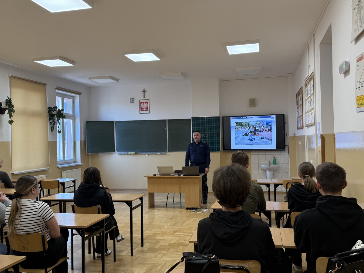 Jak na co dzień wygląda służba w Policji – spotkanie policjanta z młodzieżą