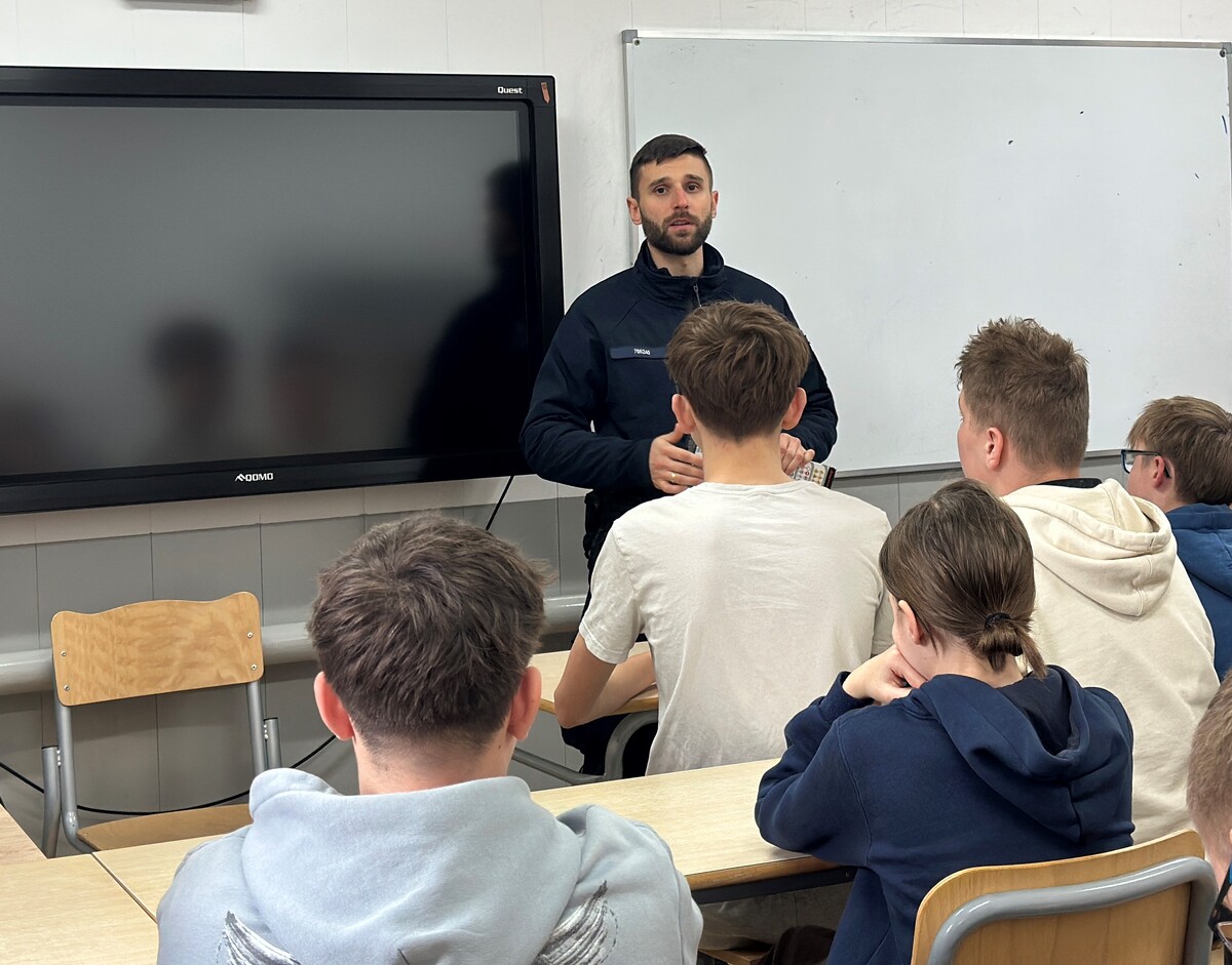 Profilaktyka w szkołach: policjant z Czchowa o zagrożeniach w sieci