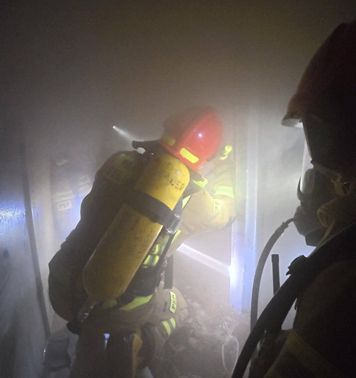 Tarnów: realistyczne ćwiczenia strażaków w symulatorze pożaru