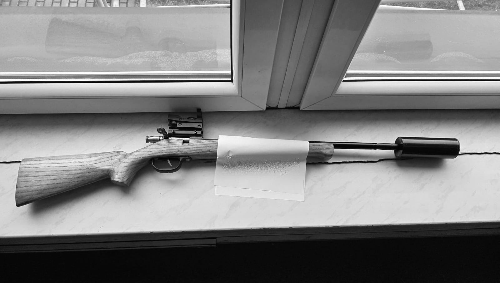 Nielegalna broń i narkotyki zabezpieczone przez policjantów z Tarnowa podczas nocnej kontroli drogowej