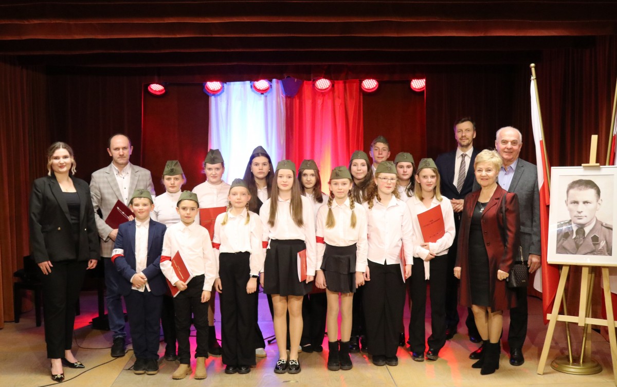 Pieśnią oddali hołd Niezłomnym – koncert patriotyczny w Dębińskim Centrum Kultury