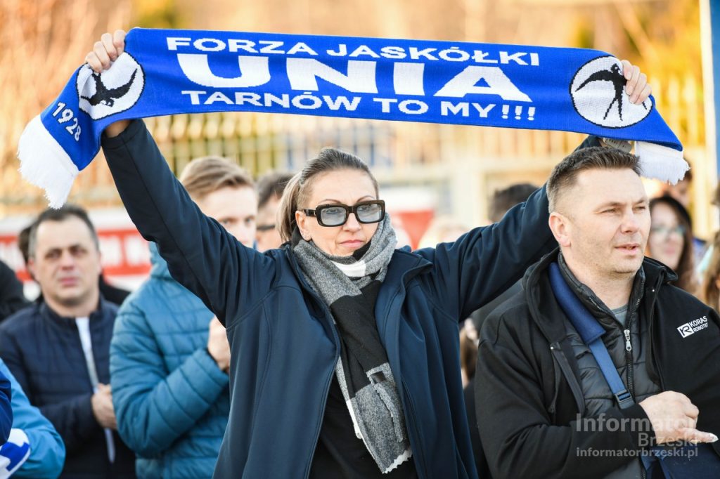 Żużel. Unia Tarnów zniknęła na naszych oczach. Kibice Jaskółek przygotowali pożegnanie w formie pikiety / zdjęcia / video