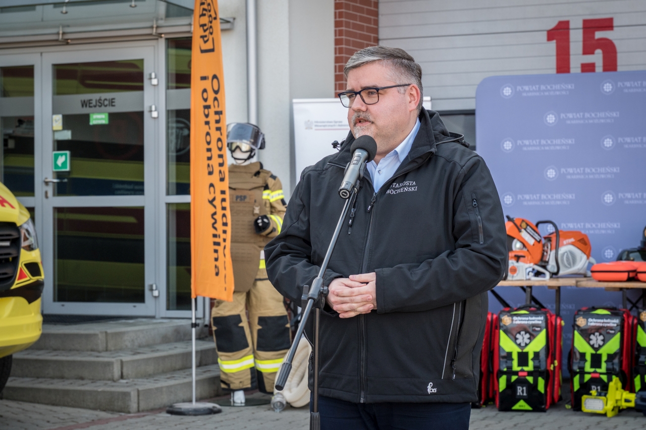 Blisko 7 mln zł dla służb w Powiecie Bocheńskim. Nowy sprzęt już gotowy do akcji / zdjęcia / video