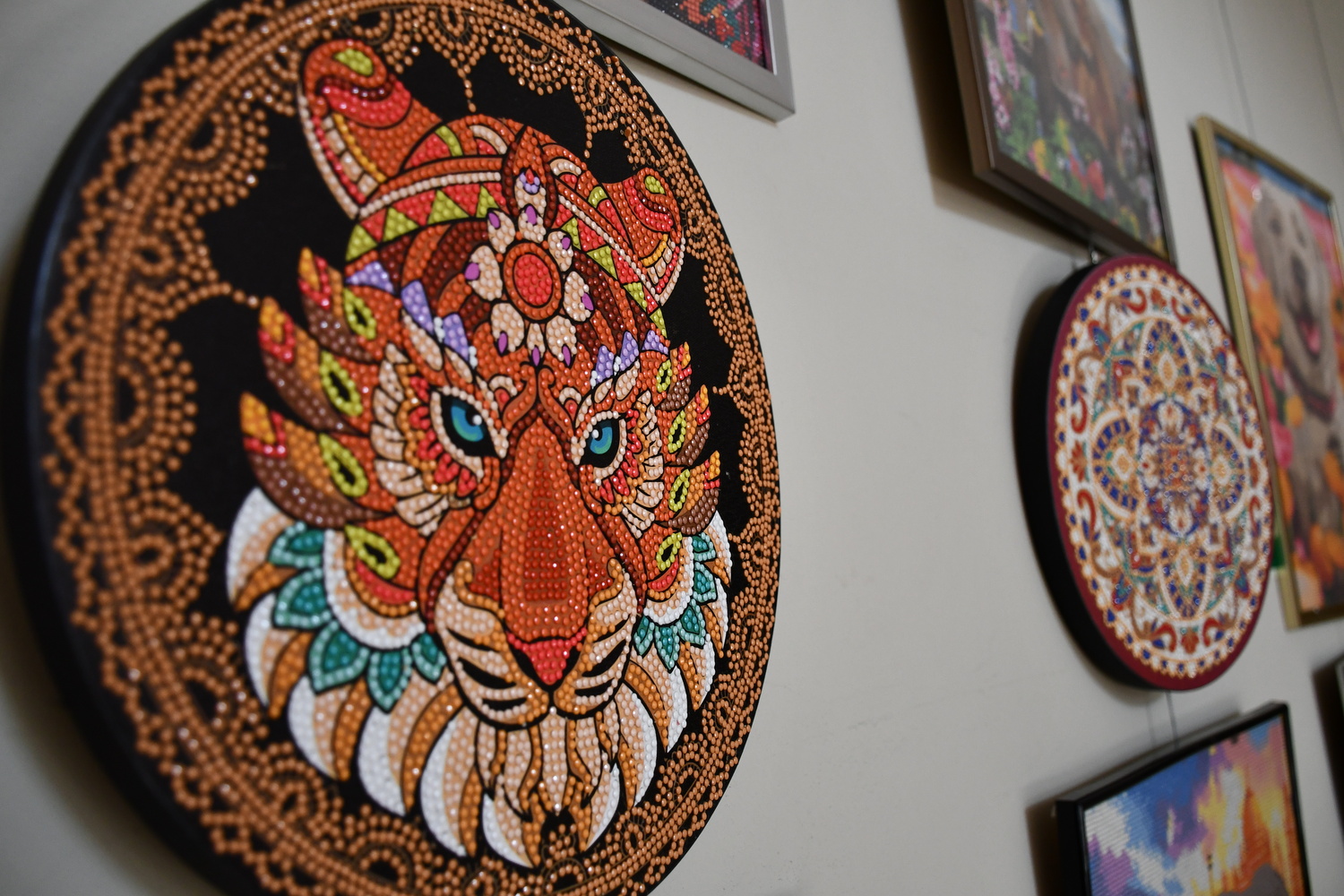 Diamentowe obrazy – wystawa prac Emilii Kamińskiej w brzeskiej bibliotece