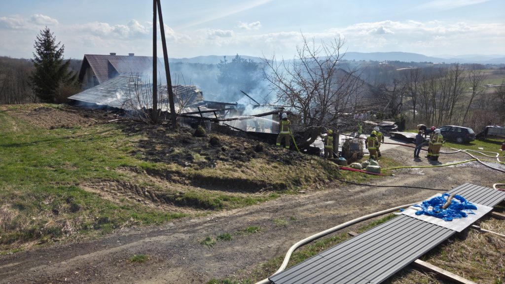 Pożar budynku gospodarczego w Królówce. Spłonęły maszyny rolnicze