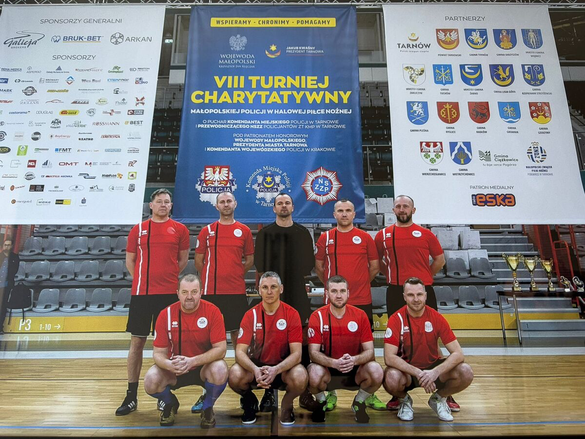 Policjanci z Brzeska wzięli udział w VIII Turnieju Charytatywnym w halowej piłce nożnej