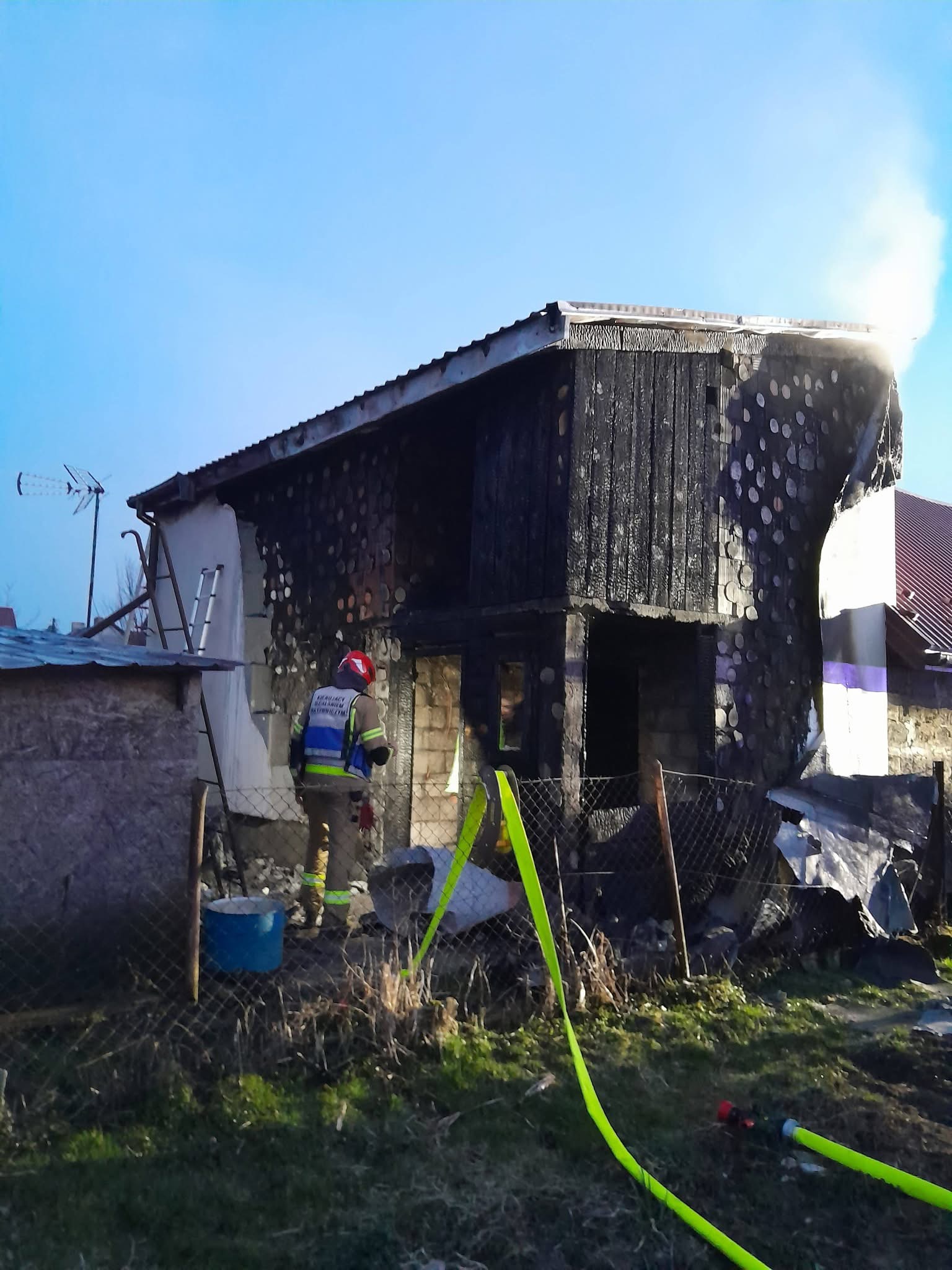 Pożar kotłowni w Łękach. Na miejscu liczne zastępy straży