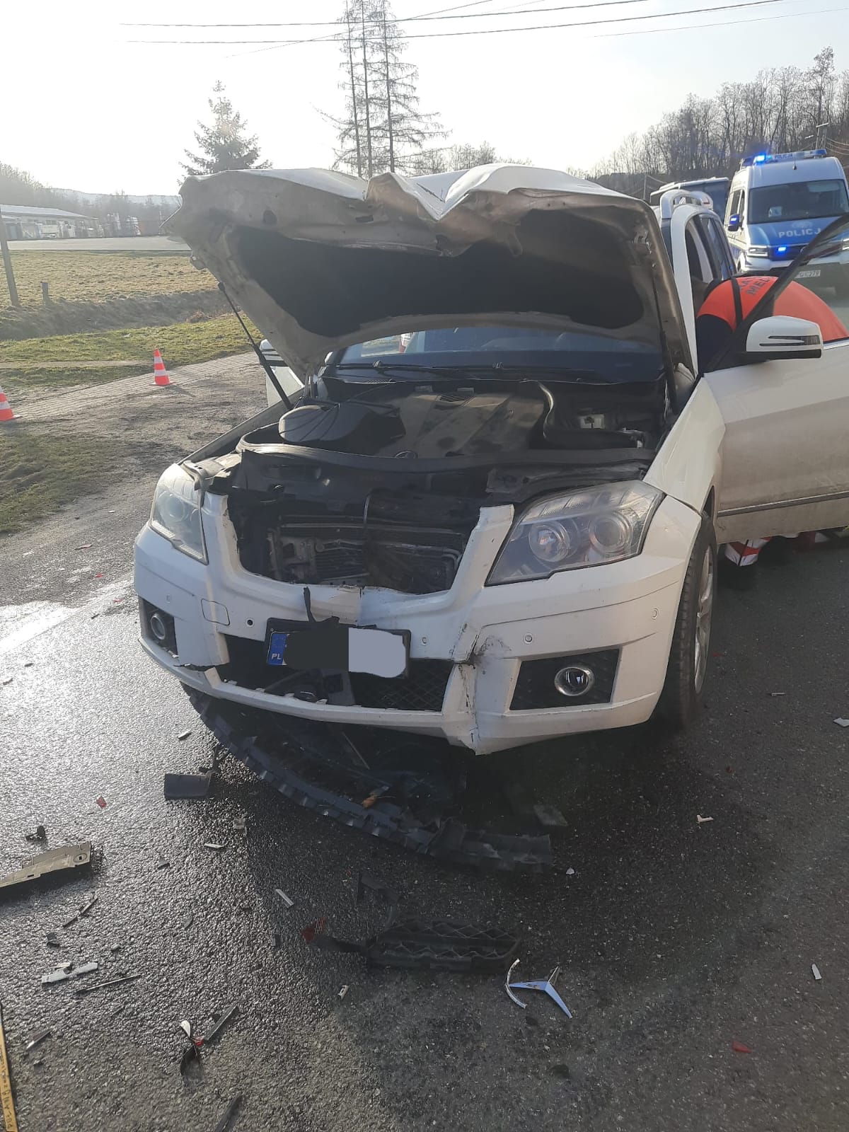 Zderzenie dwóch aut na DK75 w Tymowej. Trzy osoby pod opieką ratowników