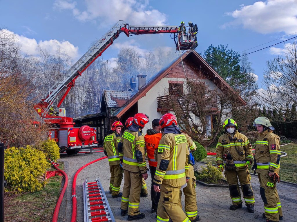 Pożar domu w Mokrzyskach. Ogień strawił dach budynku