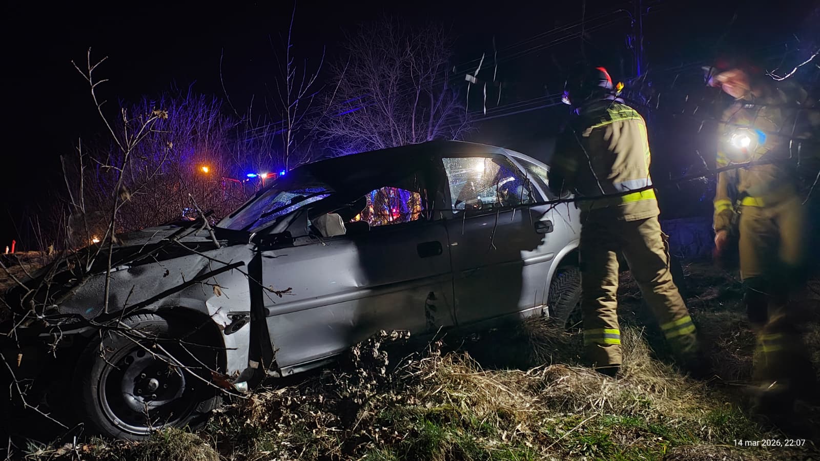 Nocne dachowanie osobówki w Porębie Spytkowskiej / zdjęcia