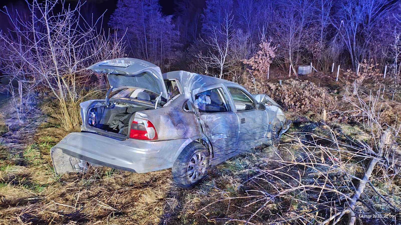 19-latek po alkoholu rozbił auto w Porębie Spytkowskiej. Pojazd nie miał przeglądu