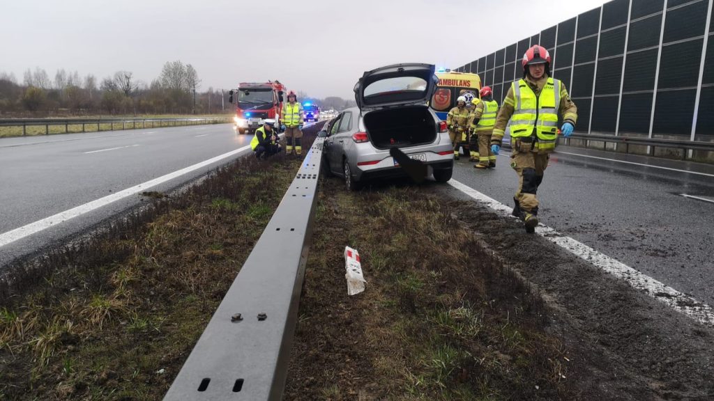 Sterkowiec. Samochód uderzył w bariery na autostradzie A4