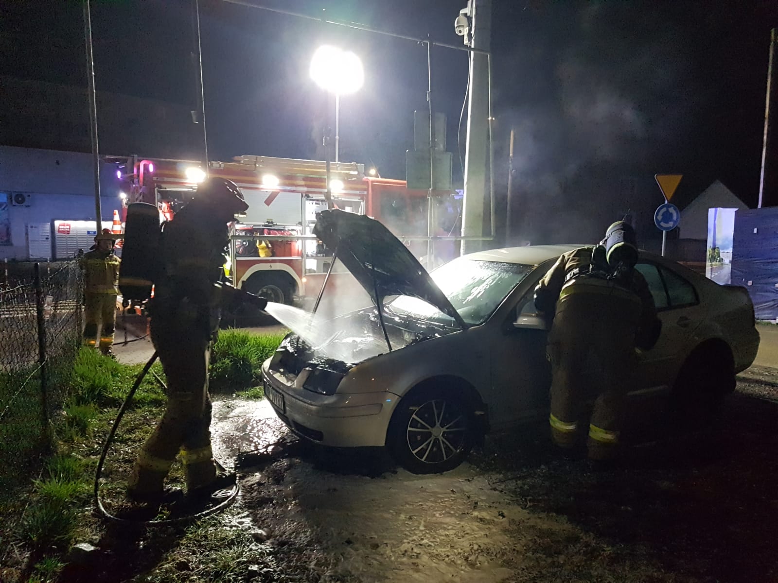 Pożar samochodu w Brzesku. Ogień strawił komorę silnika