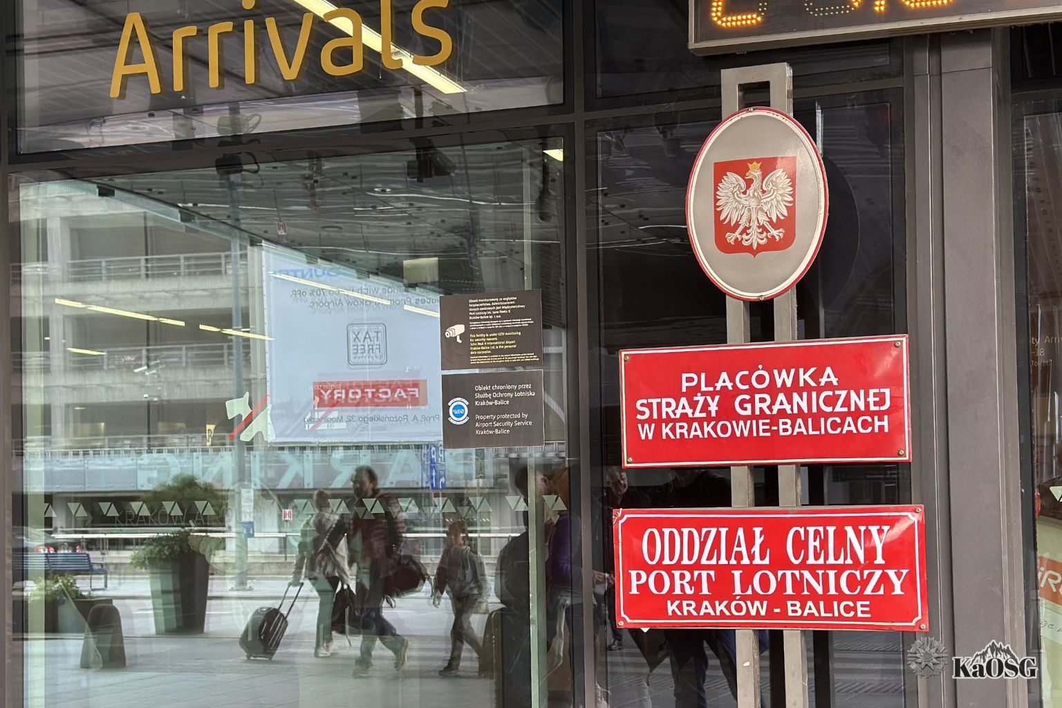 Zamiast na Malediwach – w areszcie. Agresywne małżeństwo znieważyło funkcjonariuszy na lotnisku w Balicach