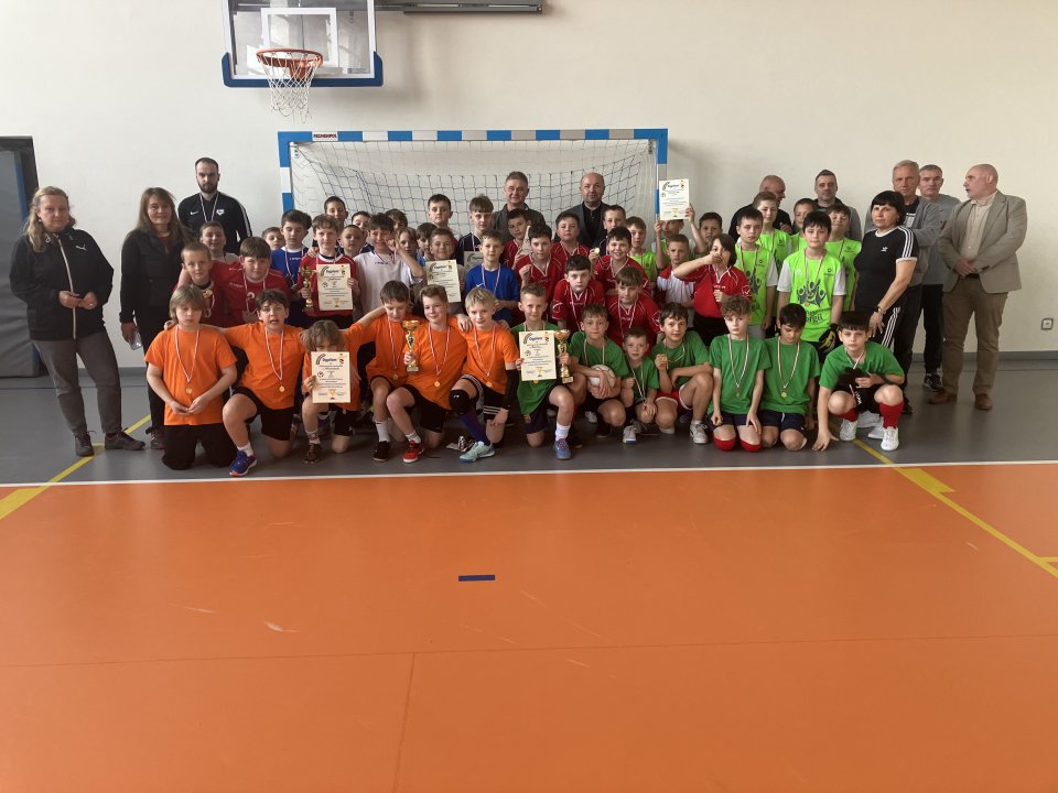II Halowy Turniej Piłki Nożnej kl. IV o Puchar Wójta Gminy Rzezawa