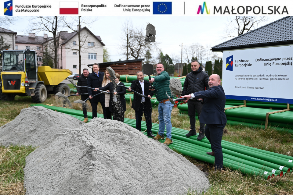 Symboliczne wbicie łopaty w Dąbrówce – start budowy kanalizacji