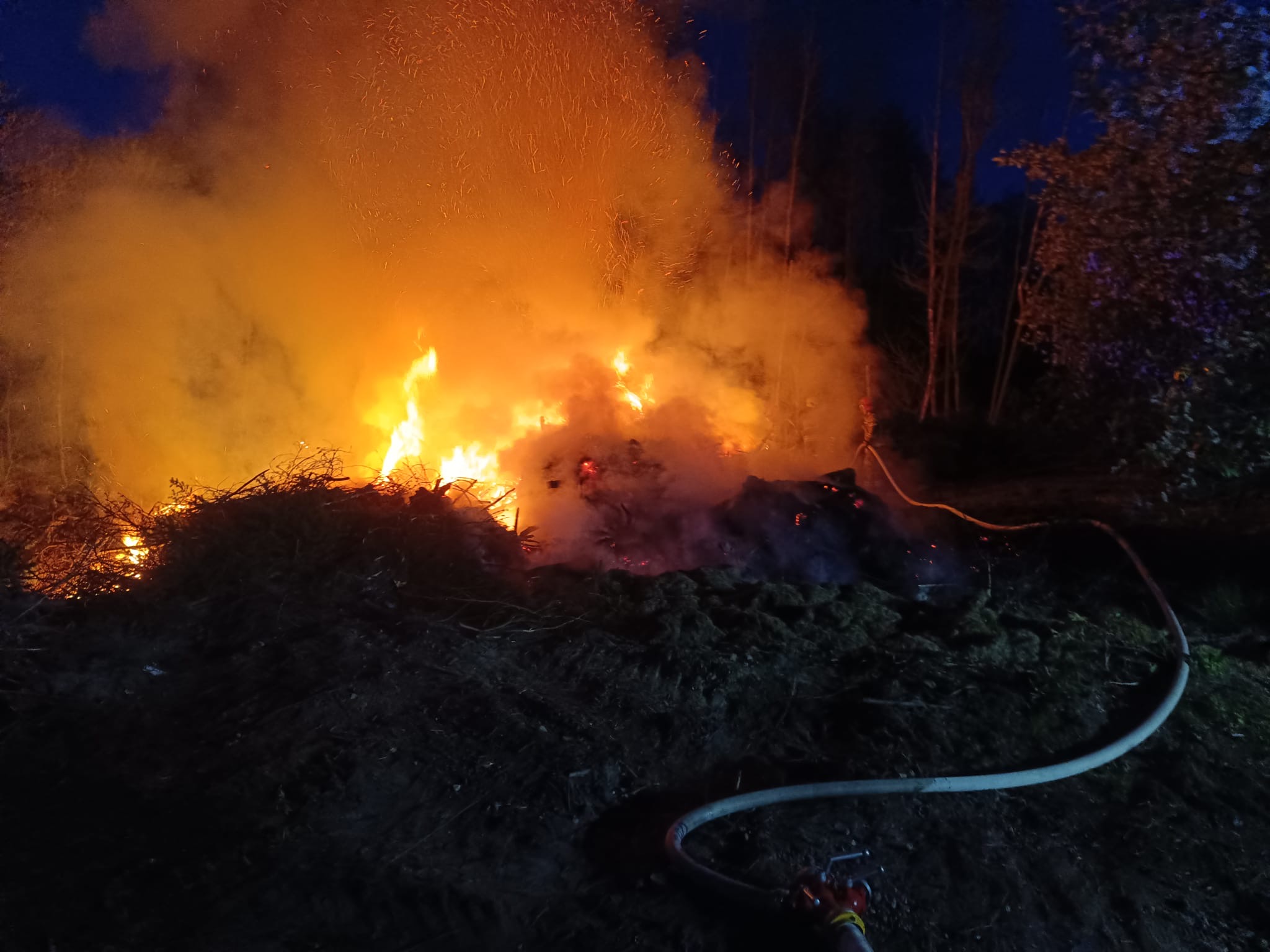 Mokrzyska. Wieczorny pożar pozostałości roślinnych