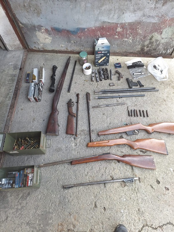 Broń, amunicja i narkotyki. Prokuratura bada sprawę 45-latka