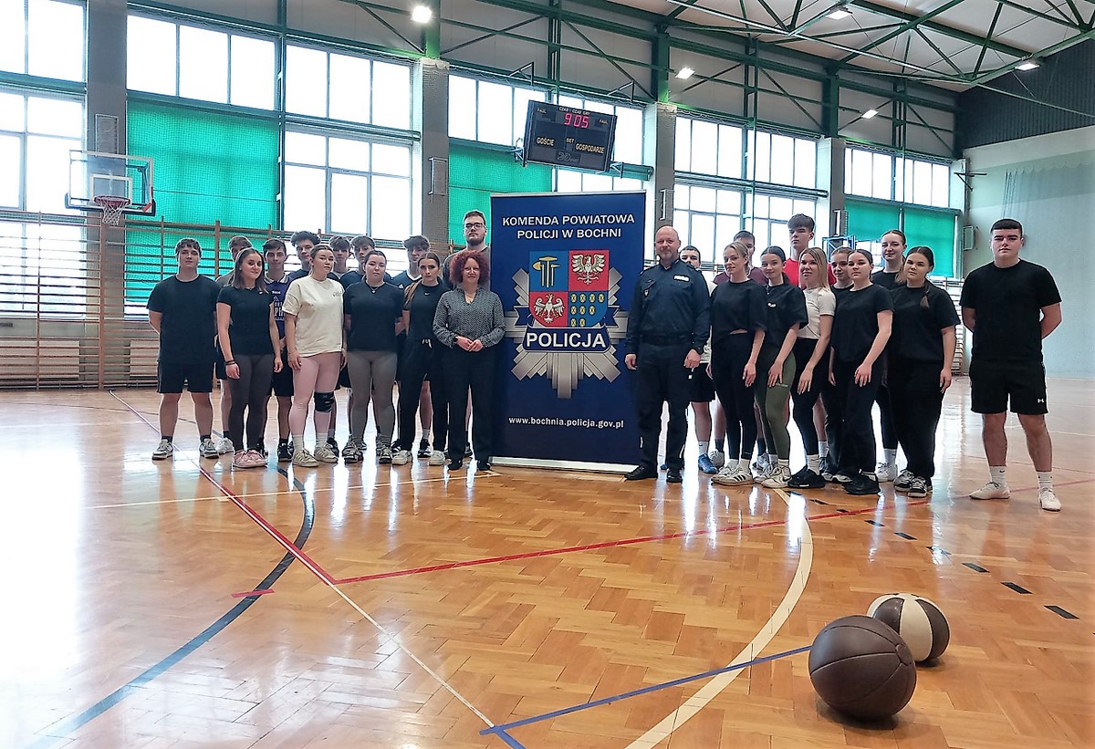 Bochnia. Testy sprawnościowe dla uczniów klas policyjnych