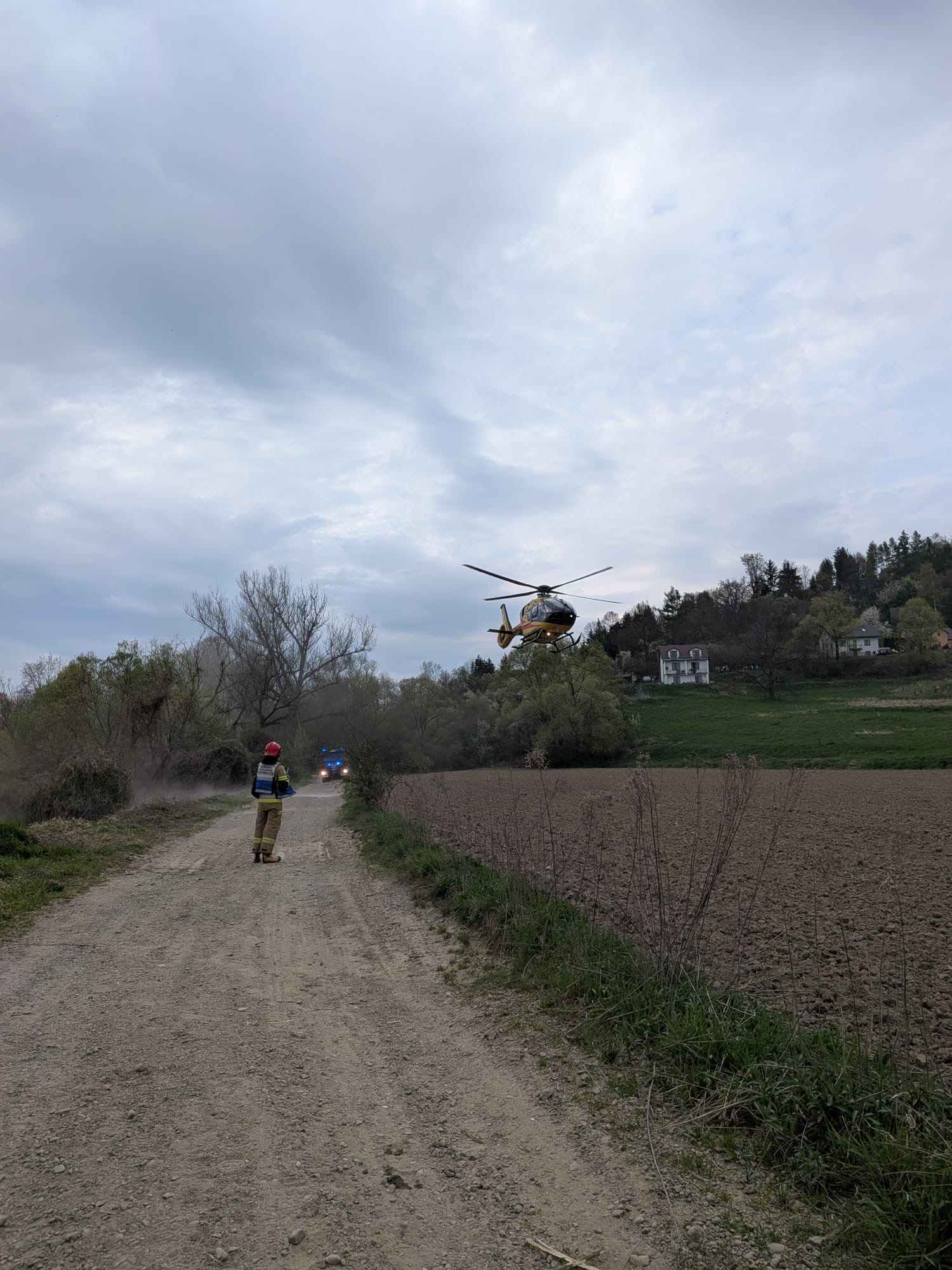Chełm. Quad wpadł do rzeki. 22-latek przetransportowany śmigłowcem do szpitala