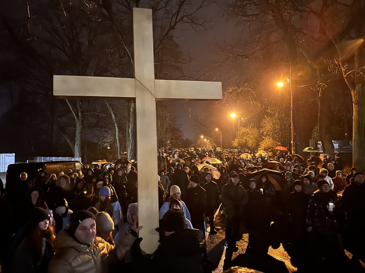 Droga krzyżowa ulicami Brzeska / zdjęcia
