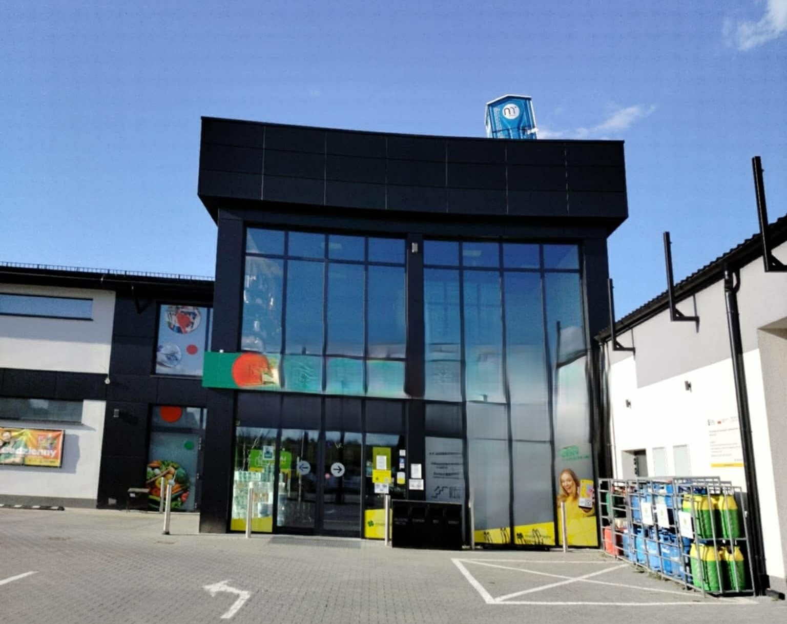 Toaleta na dachu sklepu w Gnojniku. Świąteczny „psikus” nie wszystkim przypadł do gustu