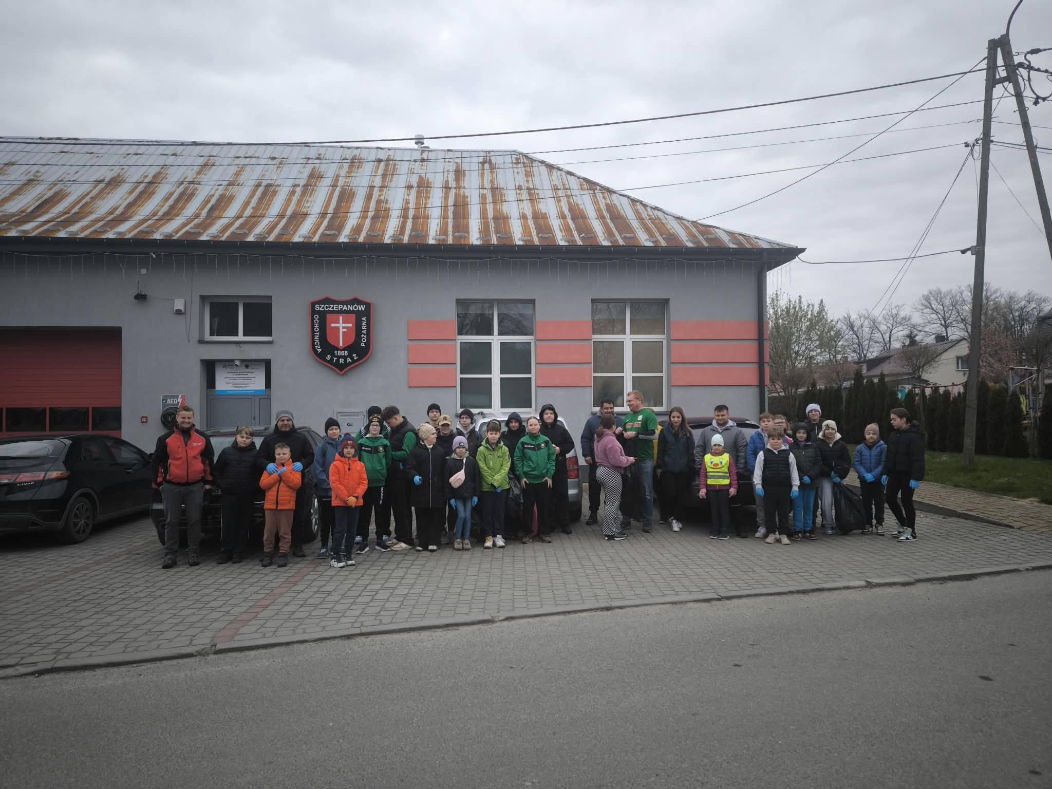 Mieszkańcy Szczepanowa ruszyli do sprzątania. Dziesiątki worków śmieci zebrane