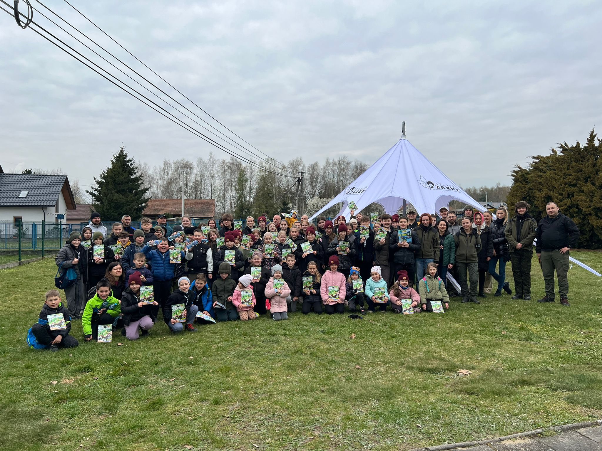 Harcerze i mieszkańcy posprzątali las w Jadownikach
