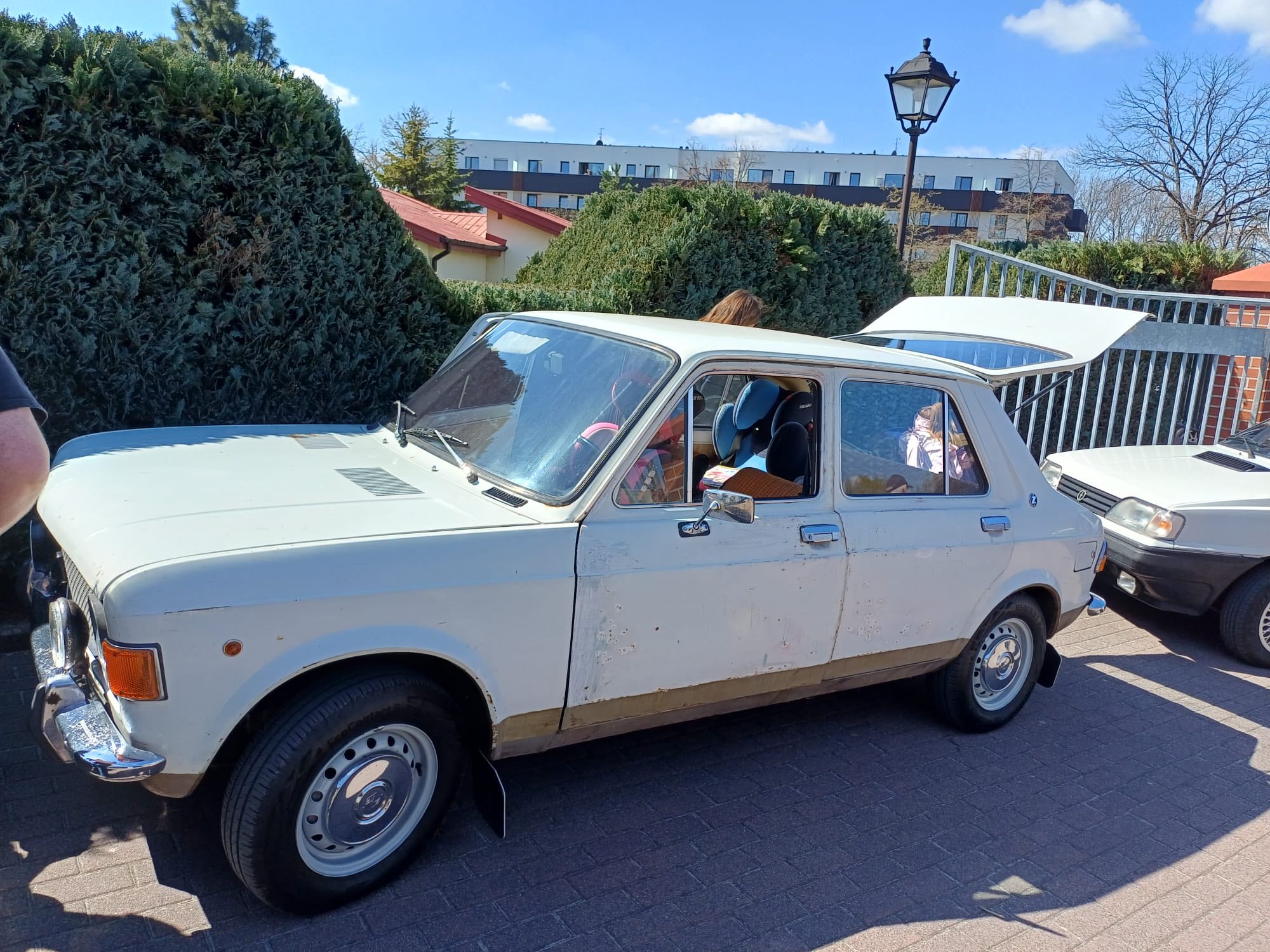 404 klasyki pod kościołem w Brzesku. Rekordowe otwarcie sezonu motoryzacyjnego