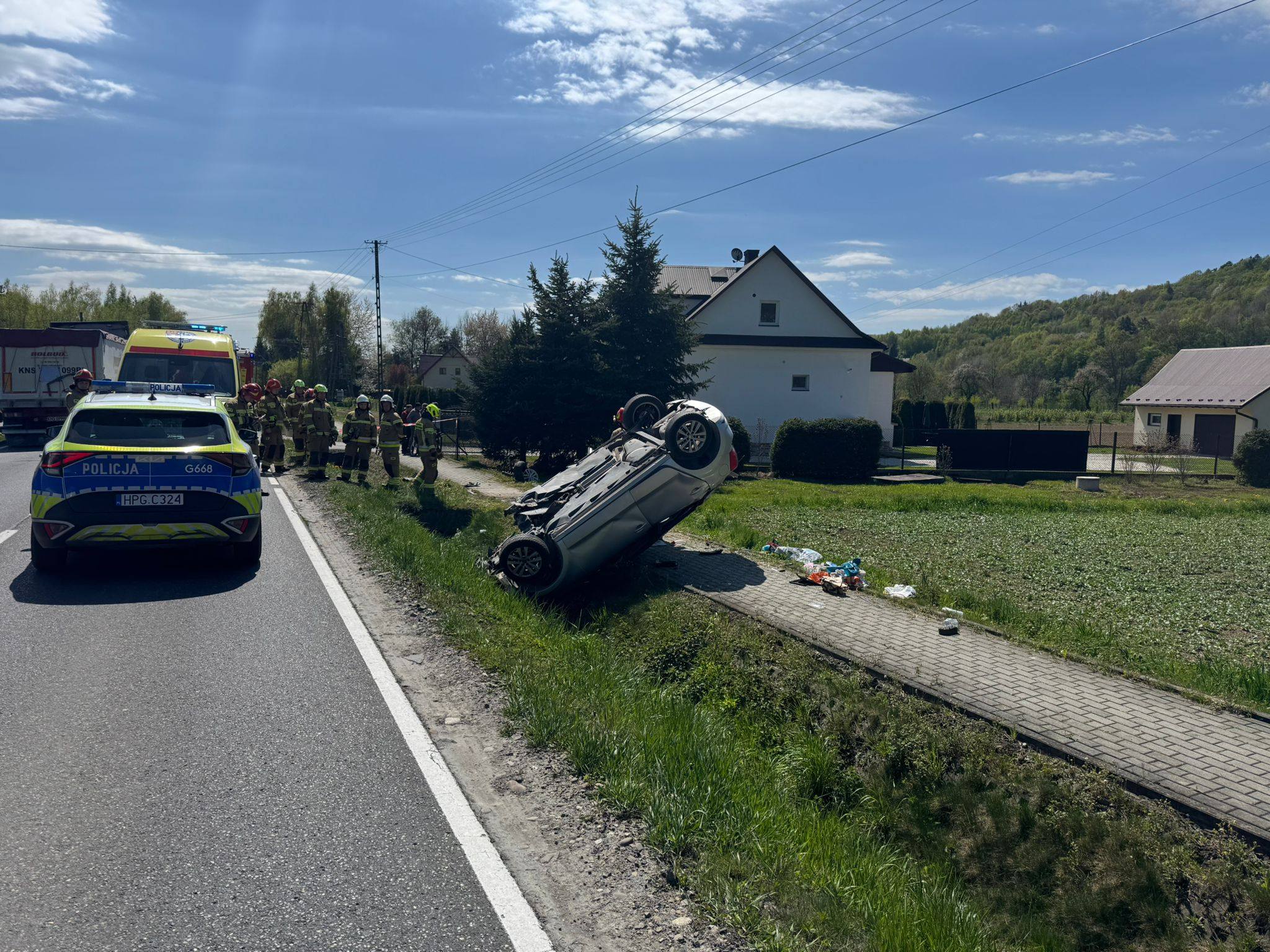 O włos od tragedii. Samochód w rowie po zasłabnięciu kierującej