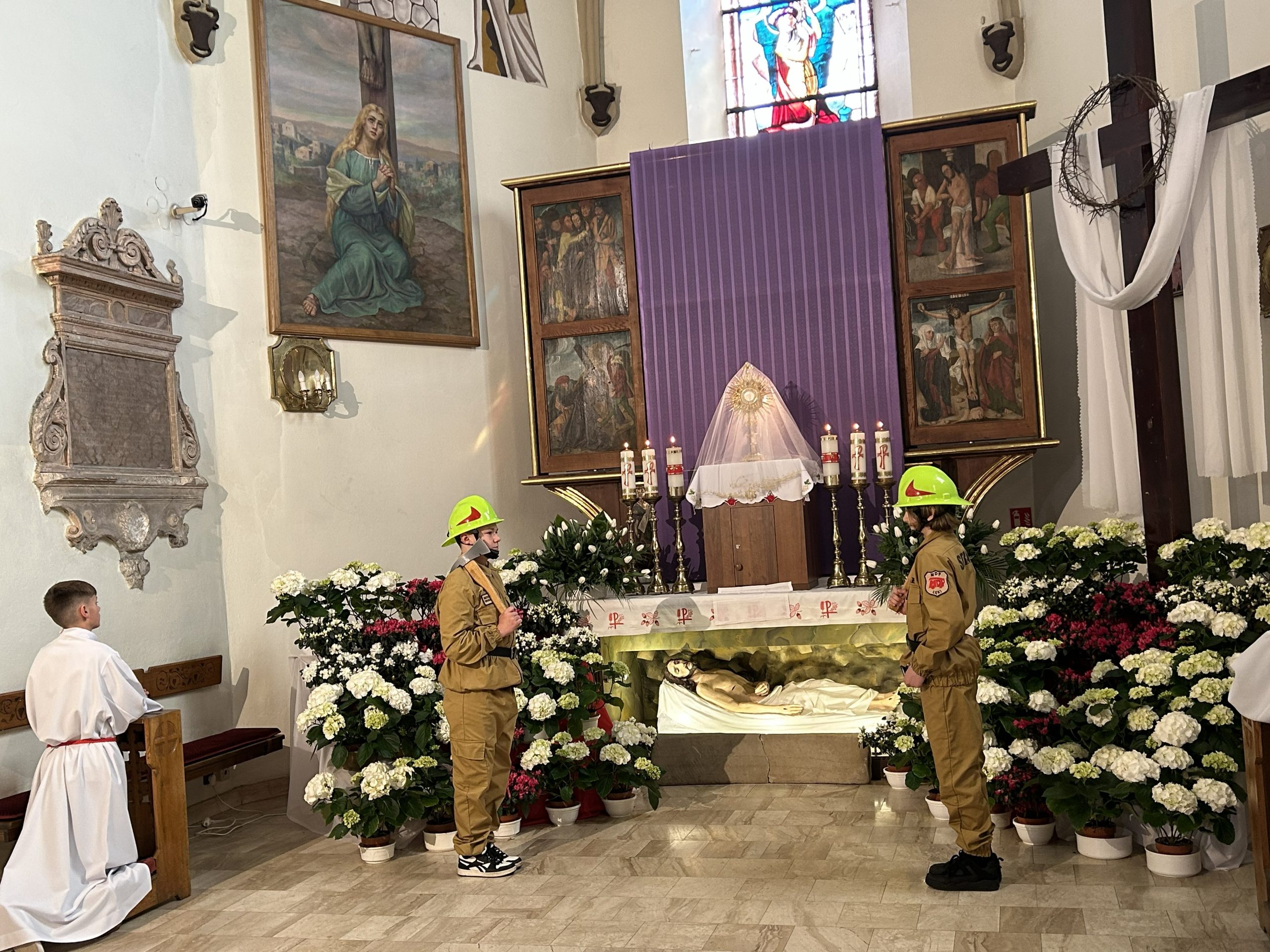 Najmłodsi strażacy przy Grobie Pańskim. Piękna tradycja OSP w powiecie brzeskim