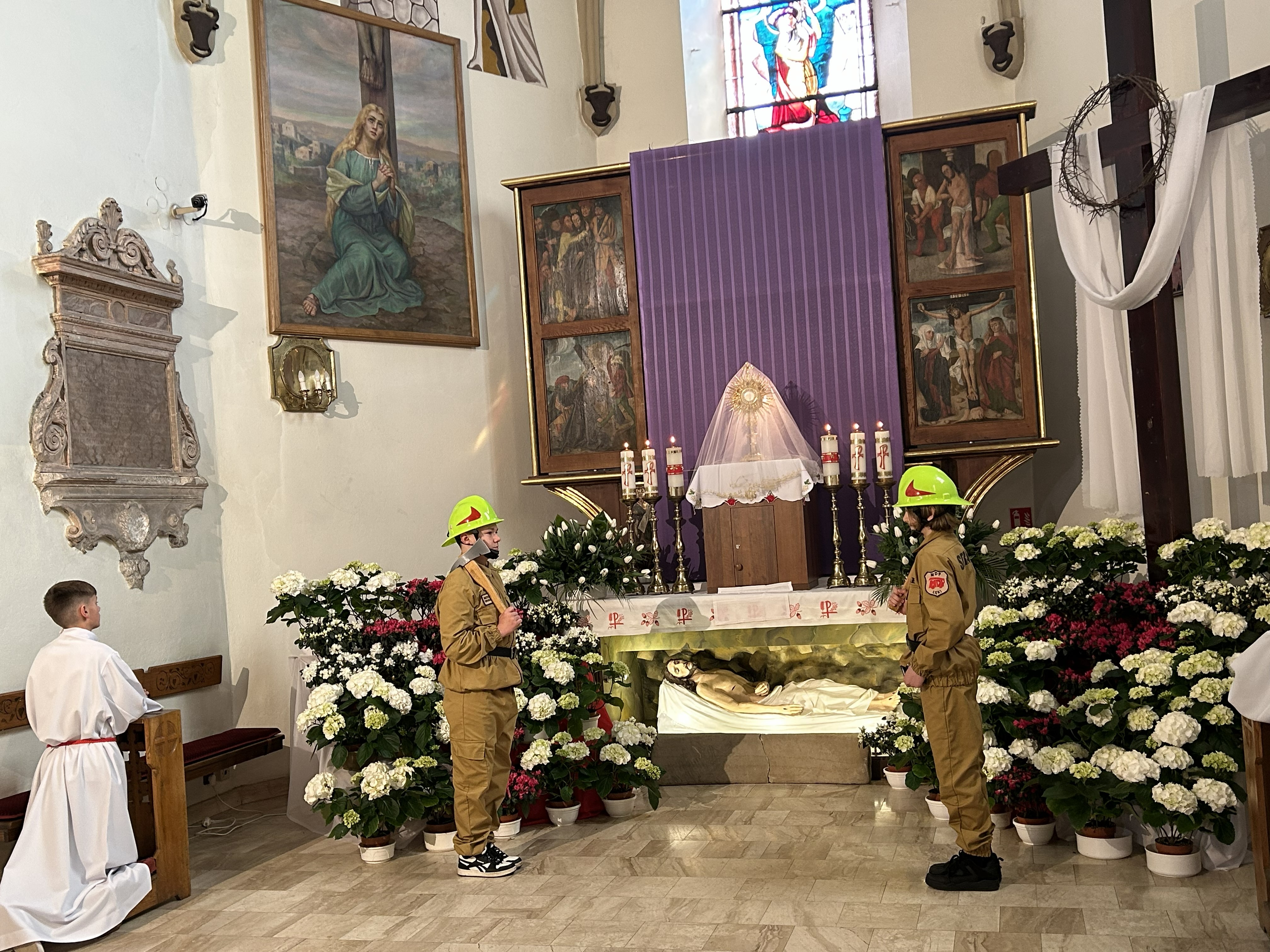 Najmłodsi strażacy przy Grobie Pańskim. Piękna tradycja OSP w powiecie brzeskim