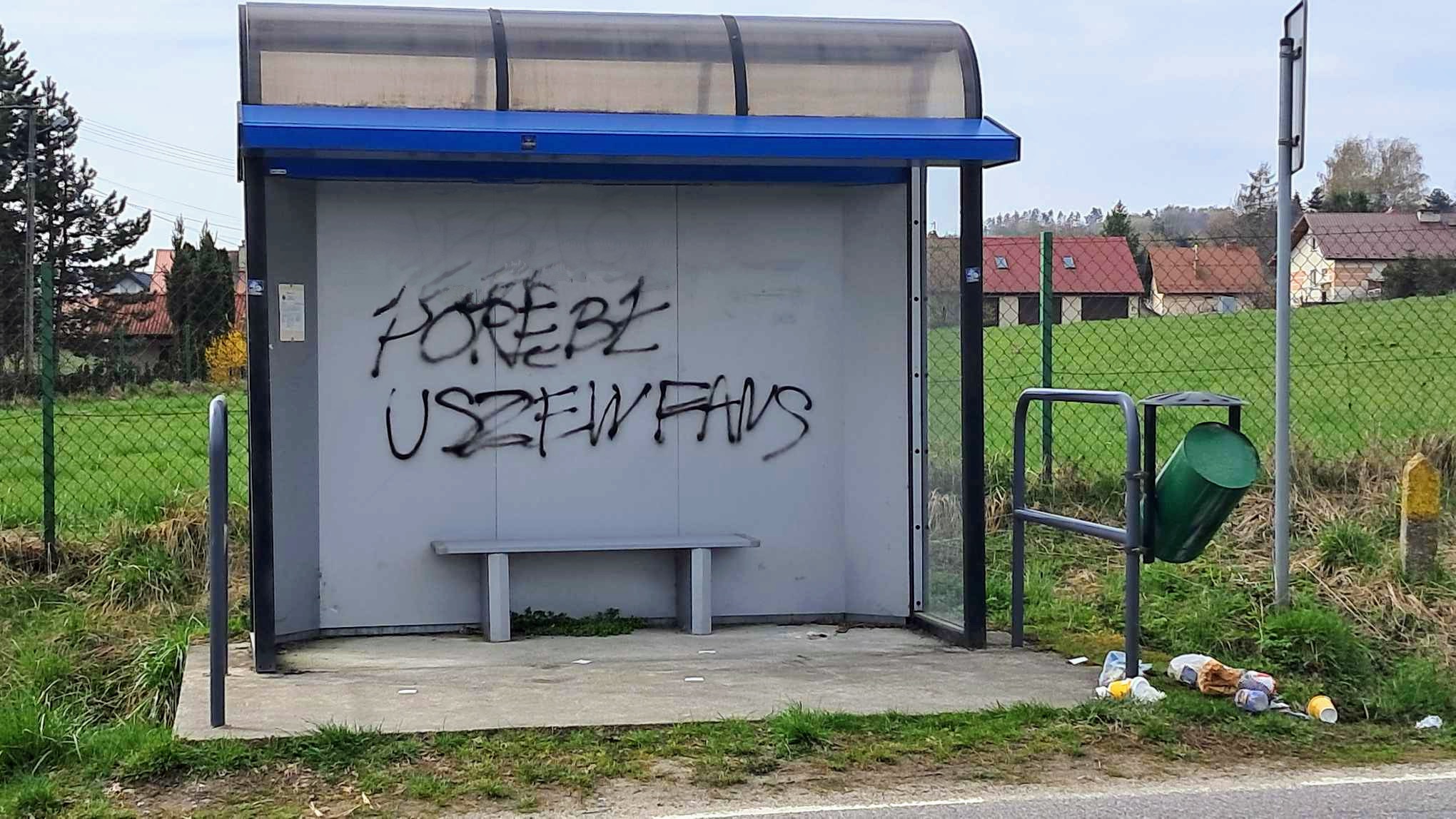 Pseudokibice nie wytrzymali porażki. Zdewastowany obiekt LKS Poręba Spytkowska i przystanek