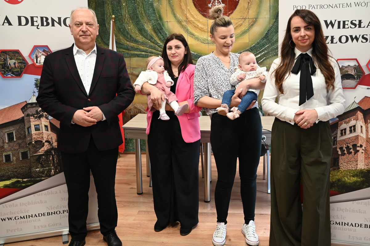 Iga i Zuzia otrzymały Dębińskie Wyprawki dla Malucha