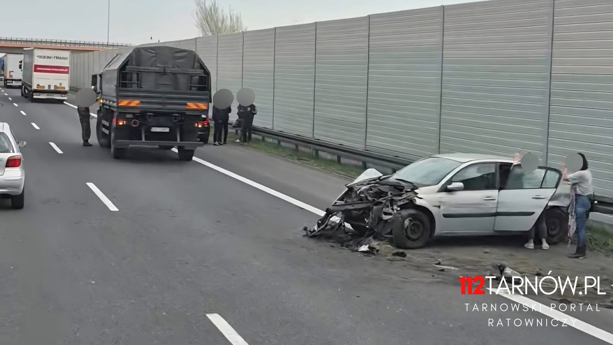 Auto uderzyło w bariery na A4. Na pomoc ruszyli tarnowscy terytorialsi